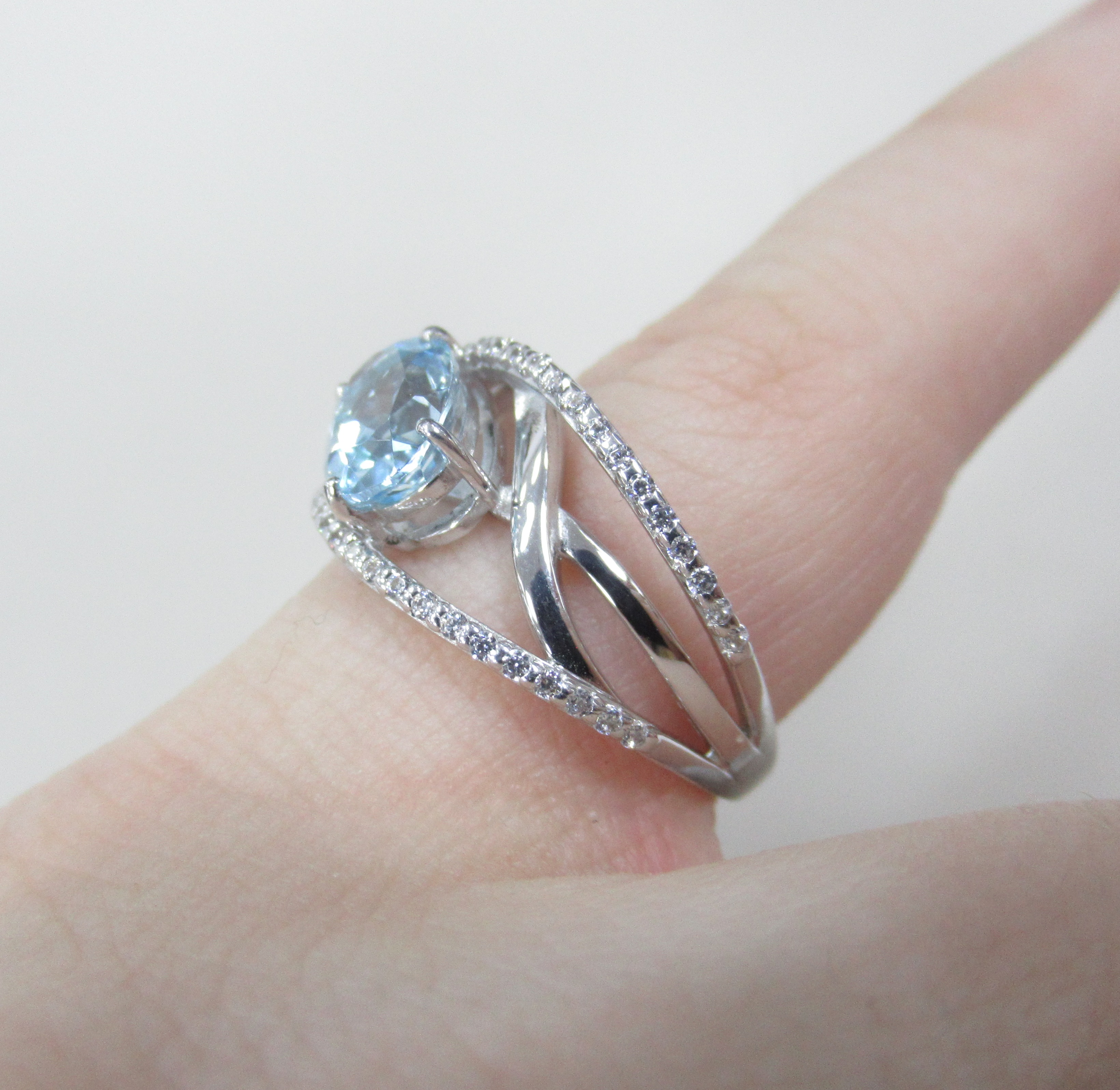 Серебряное кольцо 925 пробы; вставки Топаз, Фианит;